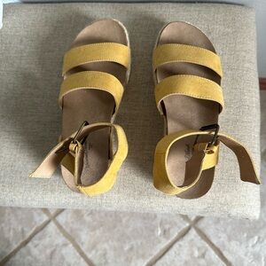 Universal Thread platform shoe size 7